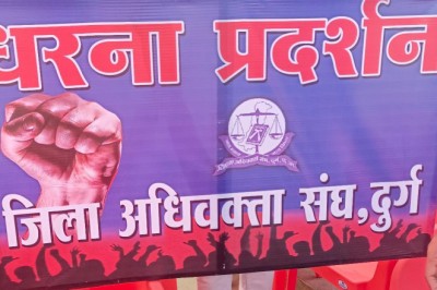 दुर्ग न्यायालय में अपनी मांग को लेकर दुर्ग अधिवक्ता संघ द्वारा एकदिवसीय धरना प्रदर्शन