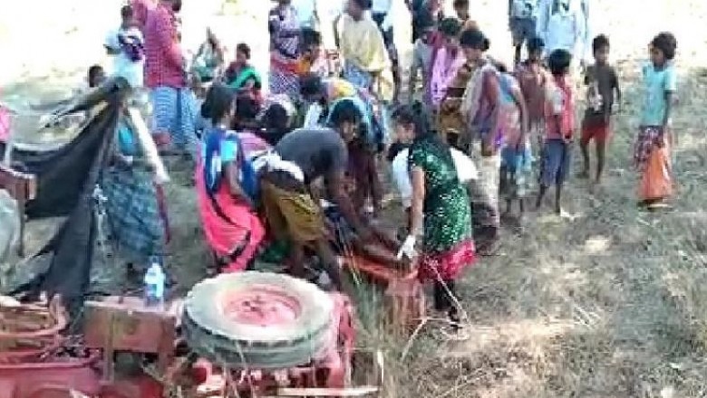 दंतेवाड़ा जिले में तेज रफ्तार ट्रैक्टर ट्राली अनियंत्रित होकर सड़क किनारे खाई में पलटी