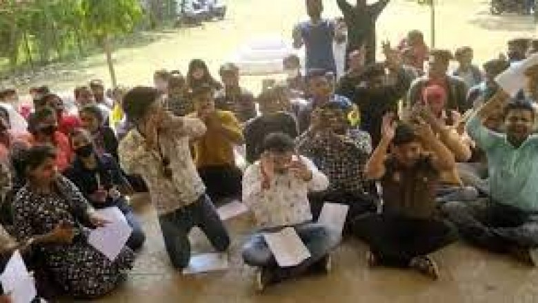 जैसी शिक्षा वैसी परीक्षा की मांग पर अड़े स्टूडेंट, बोले