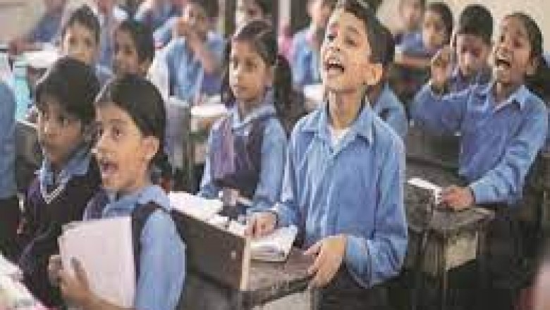 सरकारी स्कूल के बच्चों की जेब पर बोझ डालना शुरू