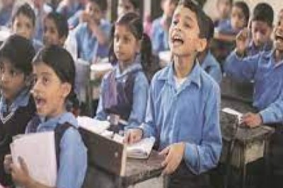 सरकारी स्कूल के बच्चों की जेब पर बोझ डालना शुरू
