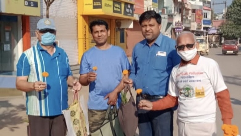 घर से झोला लेकर निकले लोगों का ब्रांड एम्बेसडर ने फूल देखकर किया सम्मान