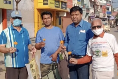 घर से झोला लेकर निकले लोगों का ब्रांड एम्बेसडर ने फूल देखकर किया सम्मान