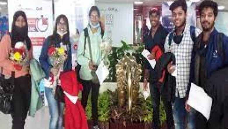 यूक्रेन से रविवार सुबह दिल्ली पहुंचे छत्तीसगढ़ के 6 स्टूडेंट