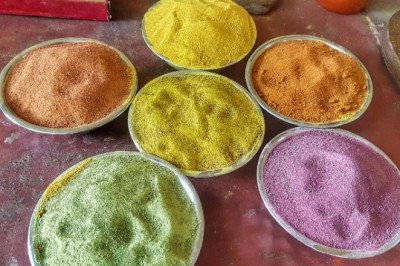 गाय के गोबर से बनाया गुलाल,मंदिर के वेस्ट फूलों का भी किया इस्तेमाल