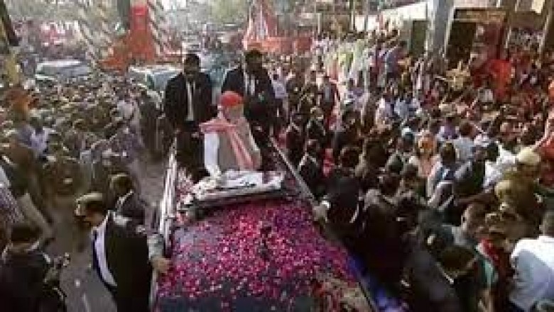 बनारस में प्रधानमंत्री मोदी ने की रोड शो की शुरुआत,