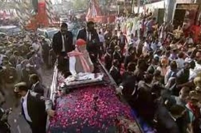 बनारस में प्रधानमंत्री मोदी ने की रोड शो की शुरुआत,