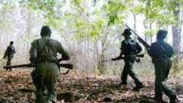 दंतेवाड़ा में पुलिस-नक्सलियों के बीच मुठभेड़ जारी