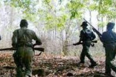 दंतेवाड़ा में पुलिस-नक्सलियों के बीच मुठभेड़ जारी