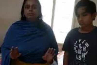 दो बच्चों को लेकर भिखारियों की तरह भटक रही,