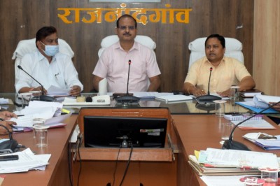 कलेक्टर ने राजस्व अधिकारियों की ली समीक्षा बैठक