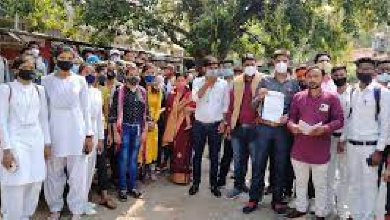 दिग्विजय कॉलेज -जैसी शिक्षा, वैसी परीक्षा की मांग करते हुए प्रदर्शन