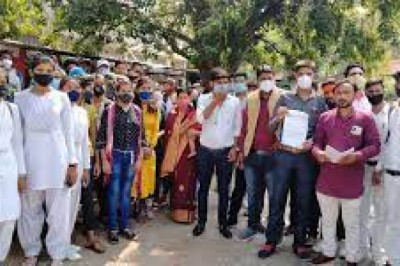 दिग्विजय कॉलेज -जैसी शिक्षा, वैसी परीक्षा की मांग करते हुए प्रदर्शन