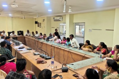 दुर्ग निगम महापौर एवं आयुक्त ने जोन वार बैठक में पार्षदों की सुनी समस्या: