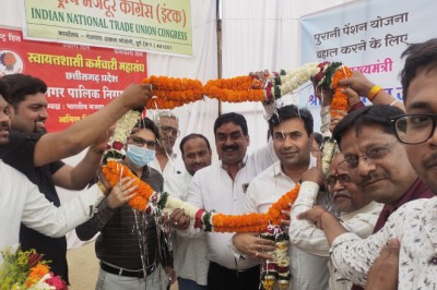 पुरानी पेंशन बहाल करने की घोषणा से निगम परिसर में होली जैसा माहौल: