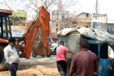 निगम ने कबाड़ वाहन के बहाने सड़क किनारे अवैध कब्जे को हटाया,