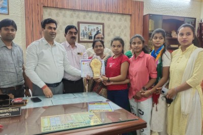 फ्लावर शो के प्रतिभागियों को महापौर ने दिये पुरस्कार और किया सम्मानित: