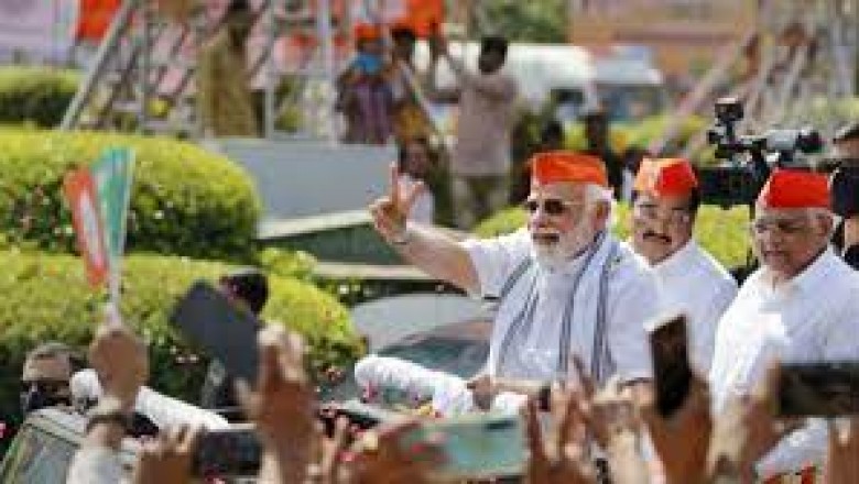 प्रधानमंत्री नरेंद्र मोदी  गुजरात दौरे के दूसरे दिन गांधीनगर में रोड शो