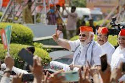 प्रधानमंत्री नरेंद्र मोदी  गुजरात दौरे के दूसरे दिन गांधीनगर में रोड शो