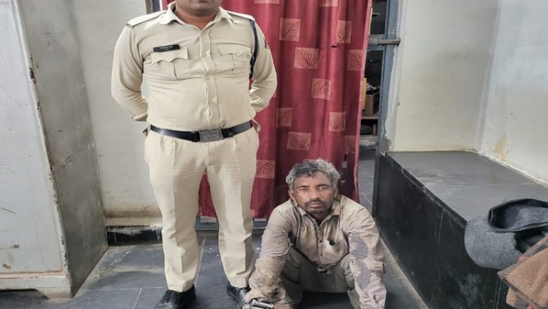 घरवालों से हुई बहस का गुस्सा एक शख्स ने शहर के बीच चौराहे पर निकाला
