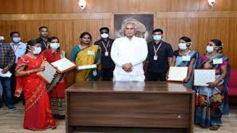 गोबर का ब्रीफकेस बनाने वाली स्व-सहायता समूह की महिलाओं को सम्मानित किया गया