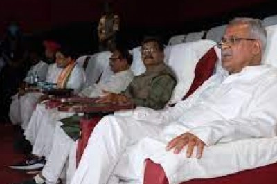 सीएम भूपेश बघेल ‘द कश्मीर फाइल्स’ फिल्म देखने मैग्नेटो मॉल पहुंचे,