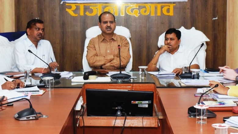 कलेक्टर ने निर्वाचन की तैयारियों के संबंध में प्रभारी अधिकारियों की ली बैठक,