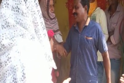 कोरबा में शराब दुकान के विरोध में महिलाओं की गांधीगिरी,