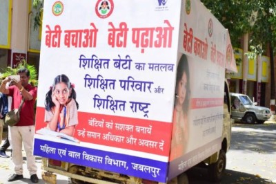 जबलपुर कलेक्टर ने बेटी बचाओ बेटी पढ़ाओ के जागरूकता रथ को हरी झंडी दिखाई ,