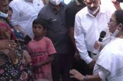 मुख्यमंत्री ममता बनर्जी बीरभूम में हिंसा पीड़ित परिवारों से मिलने पहुंचीं,