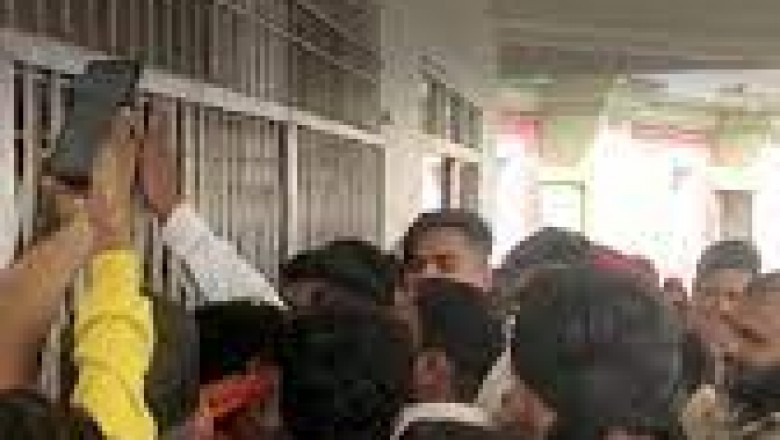स्वामी विवेकानंद विश्वविद्यालय में छात्रों का फीस वृद्धि को लेकर विरोध प्रदर्शन ,