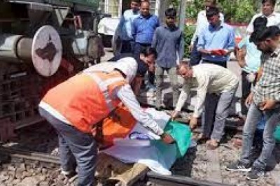 ट्रेन की चपेट में आने से मोर की मौत, तिरंगे में लपेटकर दफनाया