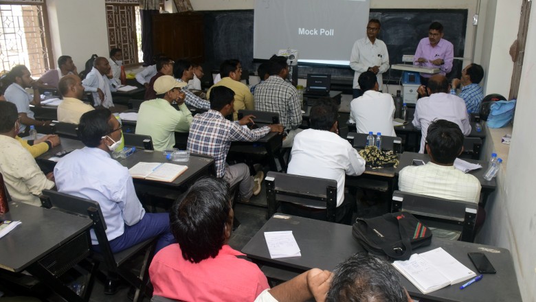 मतदाता परिचय पत्र के अभाव में 12 वैकल्पिक परिचय पत्र के आधार पर भी कर सकेंगे मतदान