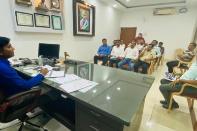 ग्रीष्म ऋतु में पेयजल की ना हो दिक्कत, आयुक्त प्रकाश सर्वे ने ली एजेंसी की बैठक