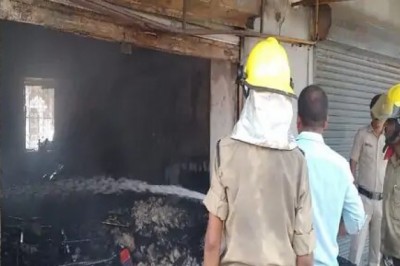 शॉर्ट सर्किट से आग लगने की आशंका : 2 घंटे की मशक्कत के बाद बुझी आग