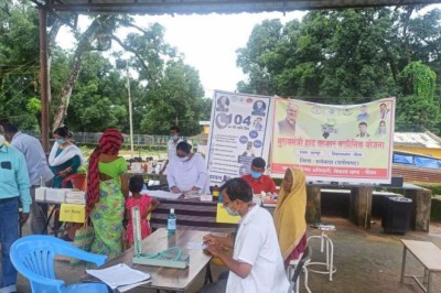 दूरस्थ व दुर्गम क्षेत्रों में रहने वाले ग्रामीणों के लिए मुख्यमंत्री हाट-बाजार क्लीनिक योजना बेहद लाभकारी साबित हो रही हैं