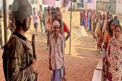 तपती धूप के बाद भी वोट देने पहुंचे लोग
