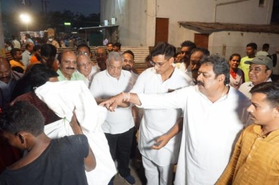 महज 3 दिन में बस गई सूर्या नगर की खटीक बस्ती : दैनिक जरूरतों की सभी सामग्रियां प्रभावित परिवारों को विधायक देवेंद्र यादव एवं महापौर नीरज पाल के हाथों हुआ वितरण
