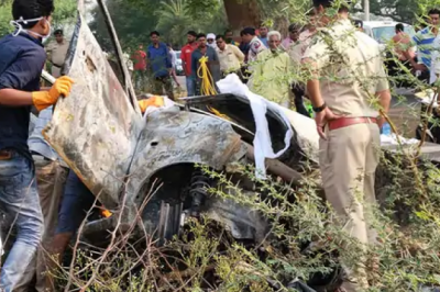 पति-पत्नी सहित 3 बेटियों की मौत :  पुलिया से टकराकर पलटी कार, शादी समारोह से लौट रहे थे