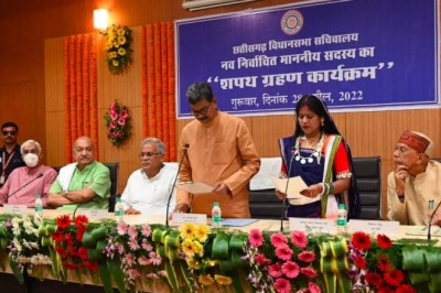 खैरागढ़ नवनिर्वाचित विधायक श्रीमती यशोदा वर्मा ने छत्तीसगढ़ी भाषा में शपथ