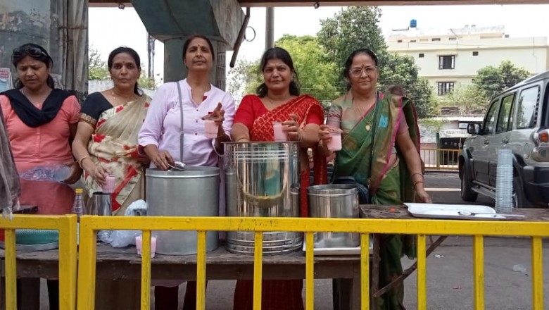 गर्मी में राहत : सत्संग  किटी की महिलाओं  द्वारा  किया गया शरबत  वितरण
