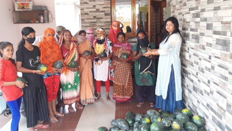 मजदूर दिवस पर वरिष्ठ पार्षद सुभद्रा सिंह ने खाया बोरे बासी और मजदूरों, गरीबों को तीन क्विंटल फल किये वितरित