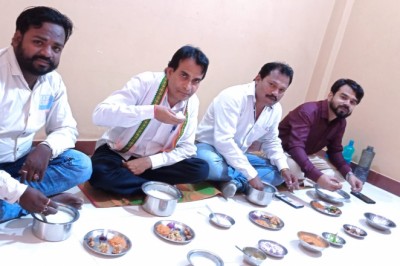 विधायक, महापौर, सभापति, आयुक्त ने     बोरे बासी खाकर मजदूरों का बढ़ाया मान