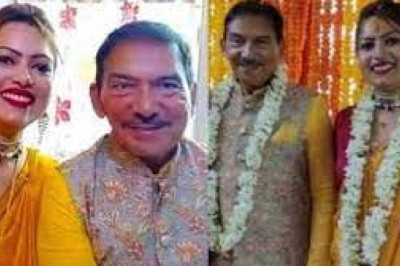 66 वर्षीय पूर्व भारतीय क्रिकेटर ने अपने से उम्र में 28 साल छोटी साहा के संग लिए सात फेरे