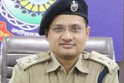 दुर्ग के नव पदस्थ पुलिस अधीक्षक डॉ. अभिषेक पल्लव ने पाटन और उतई थाने का औचक निरीक्षण किया।