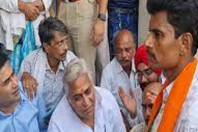 गुस्साए लोगों ने घेरा नगर निगम; मटकी फोड़ महापौर और विधायक के खिलाफ की नारेबाजी