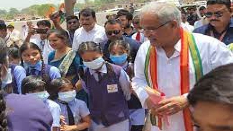 मुख्यमंत्री ने स्टूडेंट्स के बीच खेला गिल्ली डंडा, बच्चों को करवाई हैलीकॉप्टर की सैर