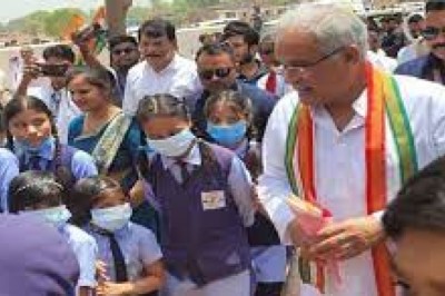 मुख्यमंत्री ने स्टूडेंट्स के बीच खेला गिल्ली डंडा, बच्चों को करवाई हैलीकॉप्टर की सैर
