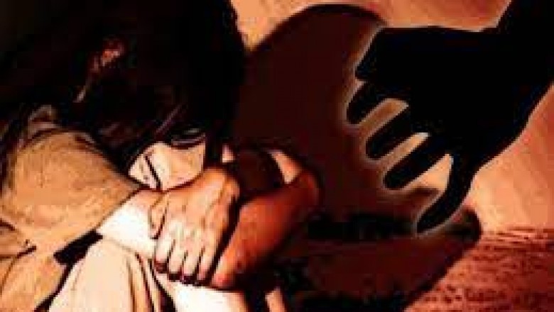 घर के बाहर झाड़ू लगा रही थी, बाइक सवार तीन बदमाशों ने की वारदात