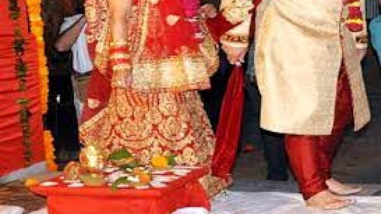उज्जैन में बिजली गुल होने पर बदल गईं दुल्हनें:फेरे के समय चेहरा दिखा,